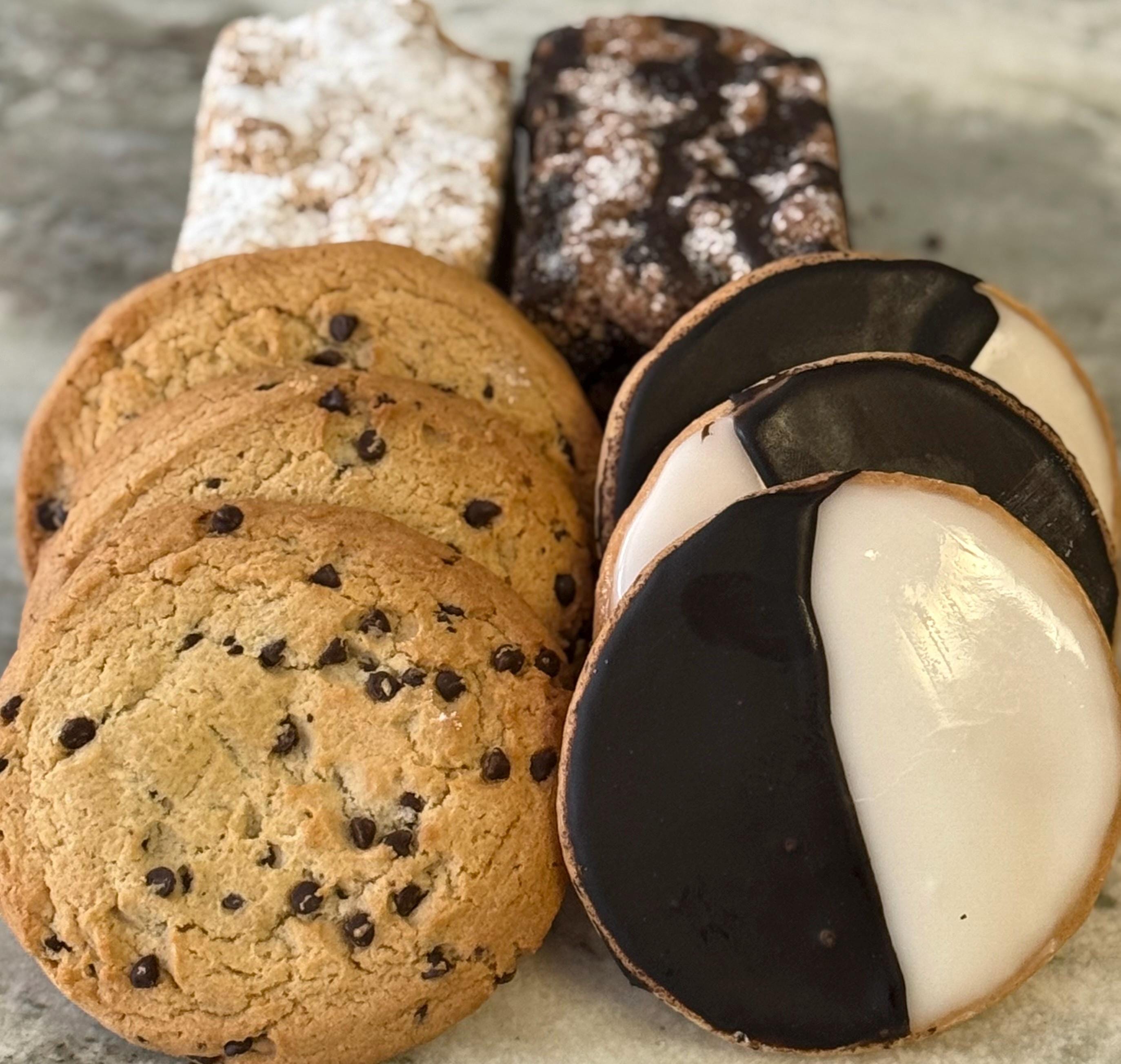 NY Fresh Cake & Cookie bundle 9 Count 52/oz Crumb cake, Choco Crumb , Black White cookie , chocolate Chip Cookie jumbo sized